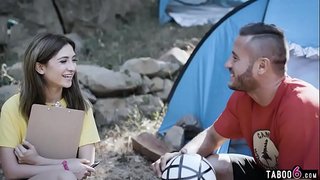 الفتاة المراهقة تخون صديقها الشاب مع رجل يكبرها في السن وتجرب زبه في كسها