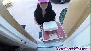 سلمت امرأة سمراء الطعام والجنس معك إذا كنت تدفع جيدا