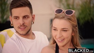 الزوج الديوث يشاهد زوجته تتناك من الفحل أبو زب أسود كبير في سكس ثلاثي ساخن