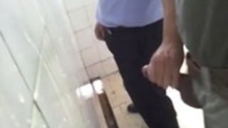شواذ ممحونين في مرحاض عام و مص ساخن جدا
