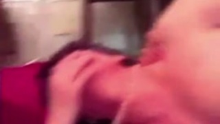 أبي مشعر مع ديك صغير في الثابت على صدره