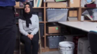 إيلا نوكس وشيلا جينينغز يمارسان الجنس الجماعي مع رجل قابلوه للتو