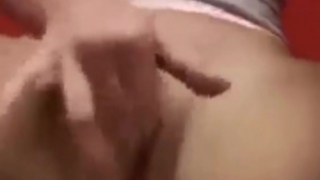 خلعت امرأة شقراء بدلة السباحة في حوض السباحة ليُسمّرها رجل أسود