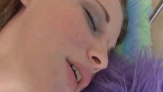 صبي لطيف يستمني و cums في جسده.