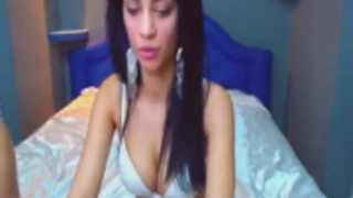 امرأة سمراء رائع لاتينا الحصول عليها ضيق كس مارس الجنس على الأرض.