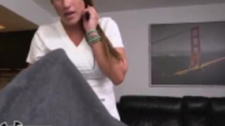 شقراء مفلس، سكايلر نيكول حصلت مارس الجنس في الجزء الخلفي من السيارة، واستمتعت كل ثانية منه.