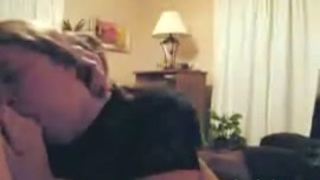 لطيف زوجة يعطي رئيس إلى شخص غريب