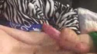 في سن المراهقة جميلة أجبر تقريبا في موقف هزلي من ناضجة.